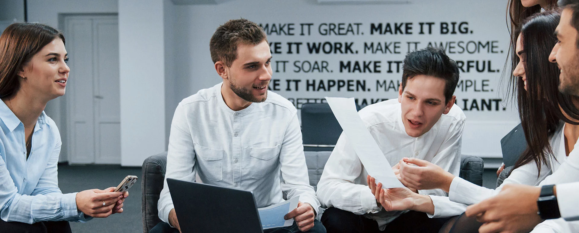 Xionnix professionals analyzing digital analytics.